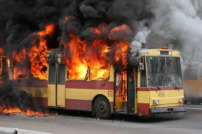 В Киеве до тла сгорел пассажирский автобус (20 фото)