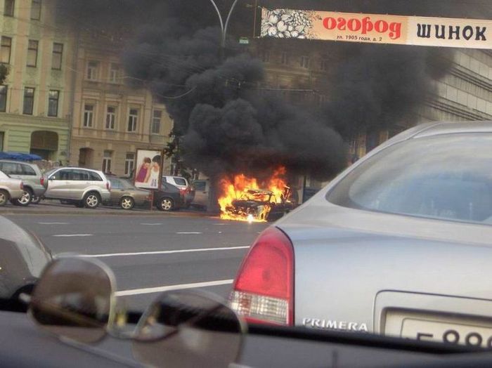 Сгорел автомобиль такси в Санкт-Петербурге (9 фото)