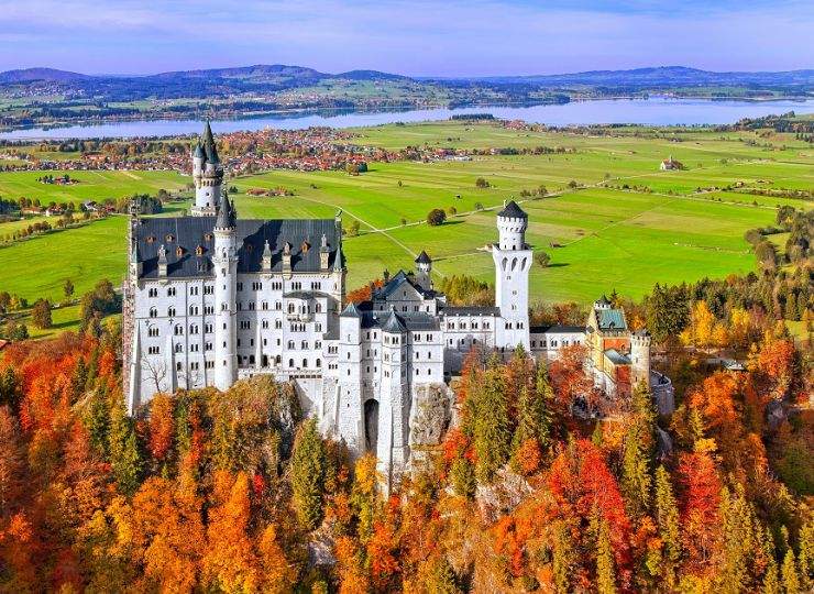 Великолепный замок Нойшванштайн, расположенный недалеко от Фюссена, является настоящим замком Спящей красавицы