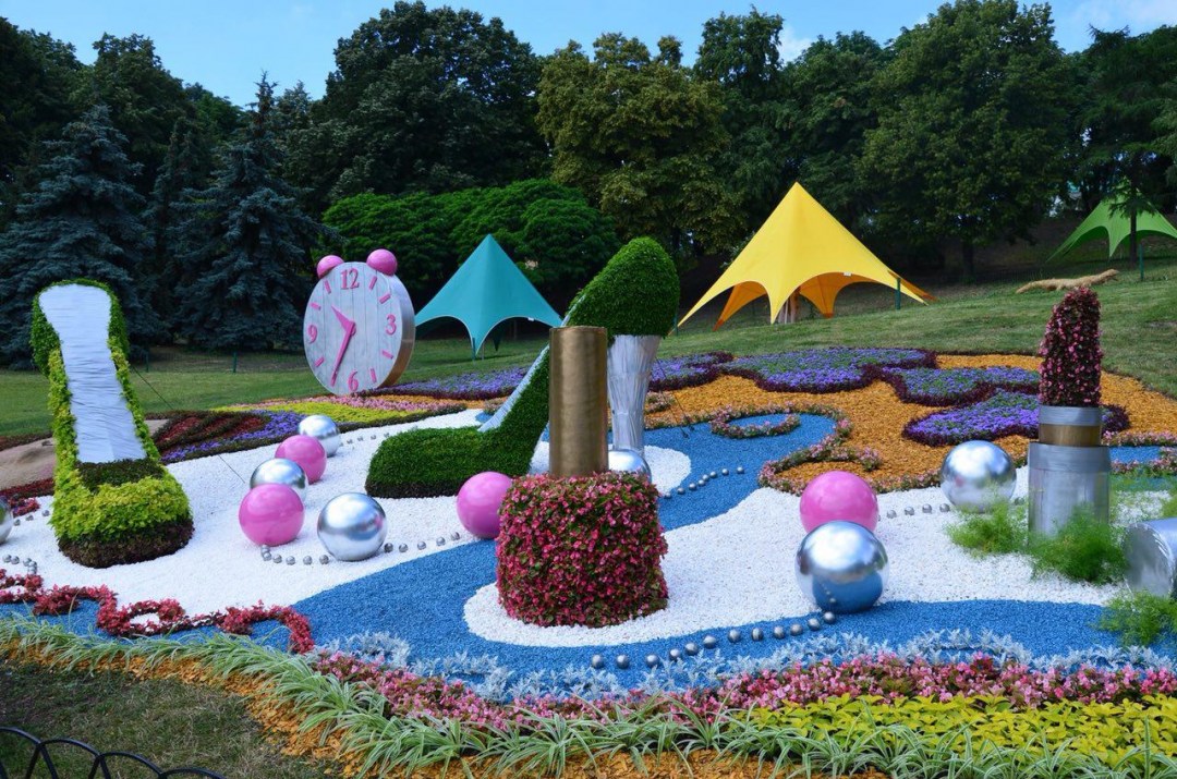 В Киеве цветочную выставку Мир великанов на Певческом поле посетили течение недели 15 000 человек