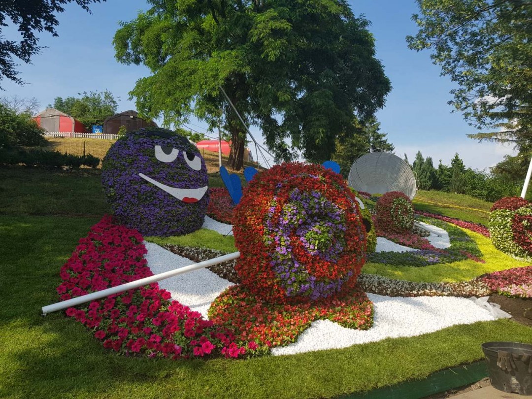 Она подчеркнула, что Певческое поле - это уникальный креативный пространство, где каждый год Киевзеленстрой проводит 4 фестивале цветов с мастер-классами, выставками и ярмарками
