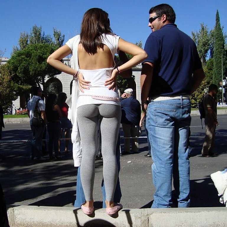 Девушки в обтягивающих штанах (24 фото) 
